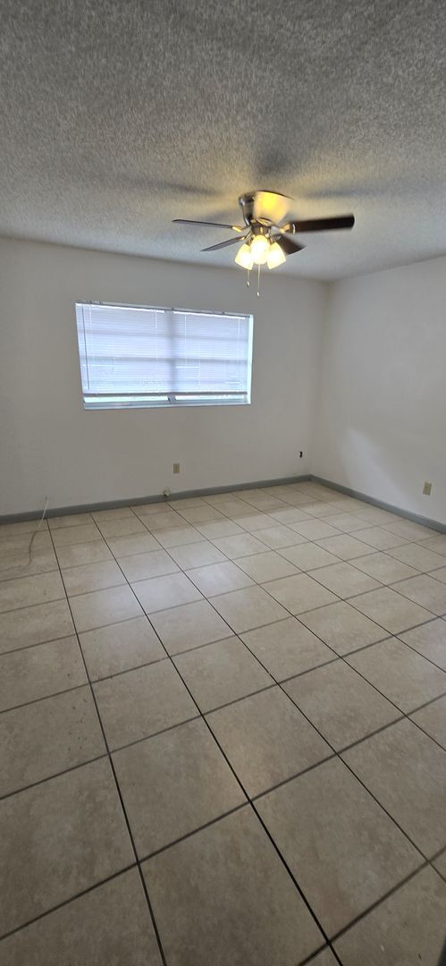 Building Photo - SPACIOUS 2 BEDROOM 1 BATH DUPLEX LOCATED I...