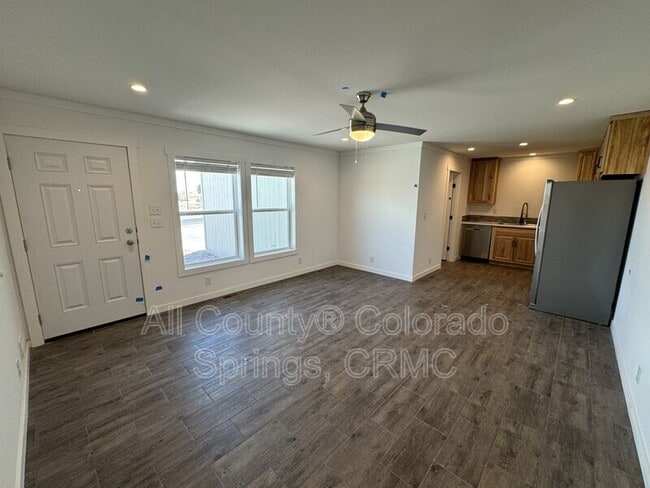 Building Photo - 690 E Hahns Peak Ave
