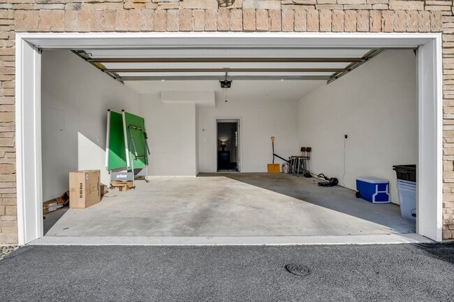 Building Photo - Luxury 4/BR, 2.5 bath townhouse