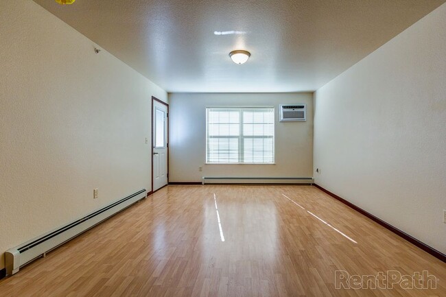 Building Photo - Lakeland Court 206