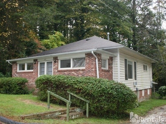Primary Photo - 3 Bedroom home in Hendersonville!
