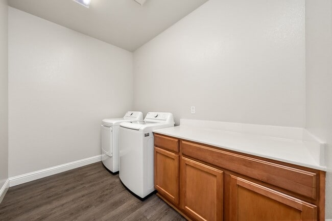 Building Photo - Spacious 4 Bedroom Home in Desirable Roseville Neighborhood