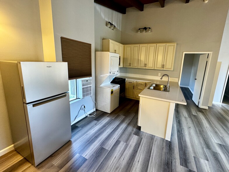 Kitchen - 1551 Yale St