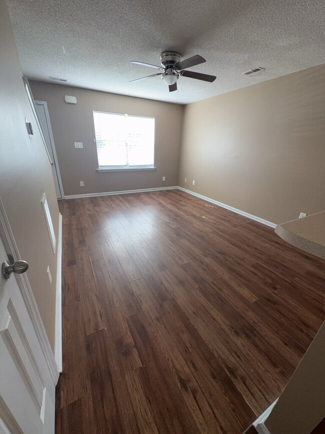 Building Photo - 2005 Banister Loop