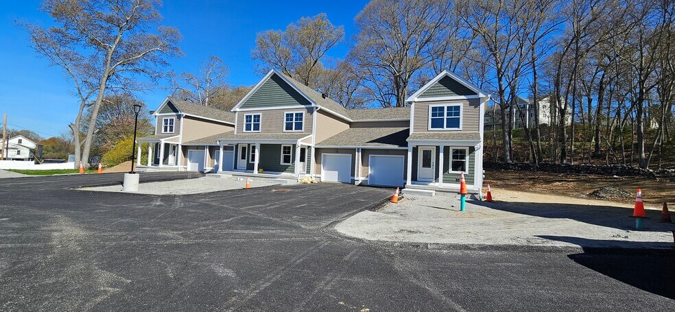 Building Photo - 719 Putnam Pike