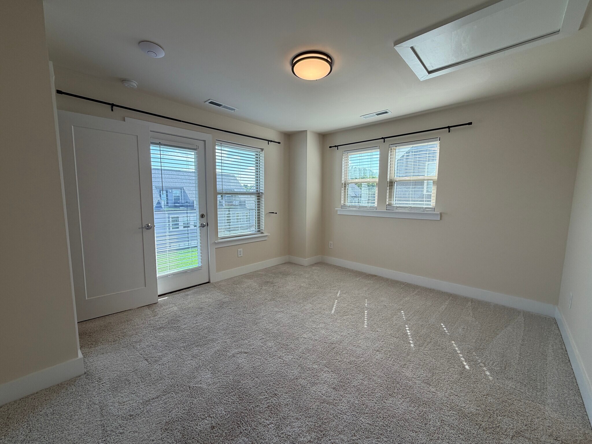 Building Photo - 16034 Roscoe Ln