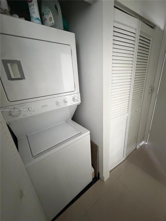 Building Photo - 1111 SW 1st Ave