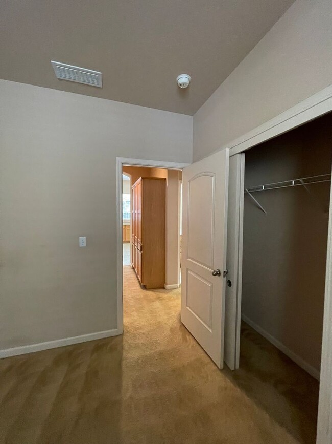 Building Photo - This charming 3/bed 2/bath welcomes you home.