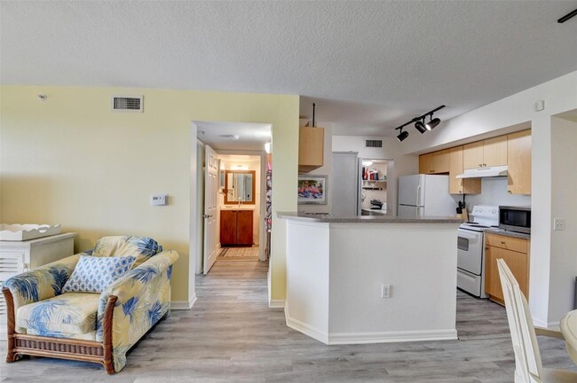 Building Photo - 704 Villa Cir