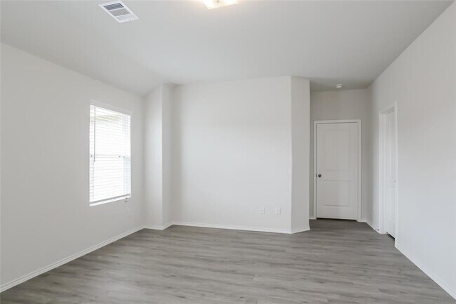 Building Photo - 8807 Red Oak Dr
