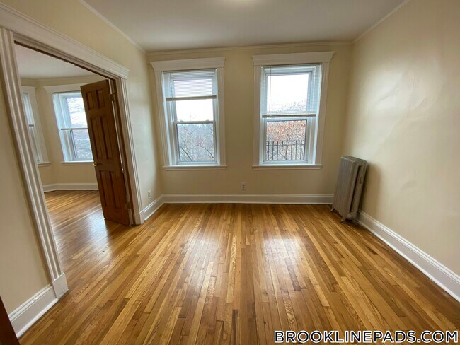 Building Photo - 352 Riverway