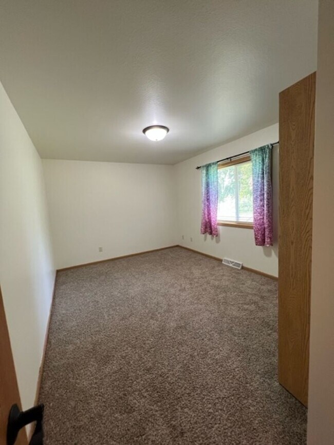 Building Photo - BEAUTIFUL & SPACIOUS 4 BEDROOM/2.5 BATH DU...