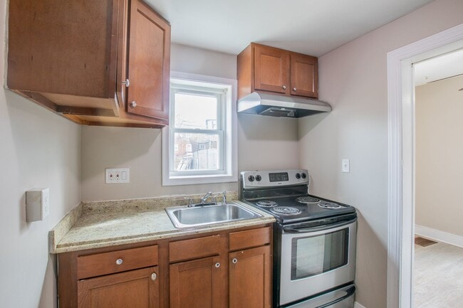 Building Photo - Lovely 2 BR/1 BA EOG Townhome in Brooklyn ...