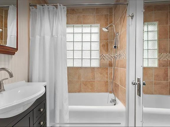 Building Photo - "Charming 3-Bed, 2-Bath Home on Holmes St, Kansas City - Your Cozy Retreat Awaits!"