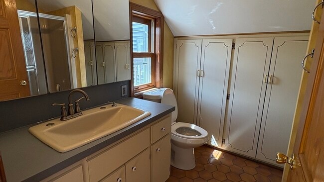 Building Photo - 579 Bennington St