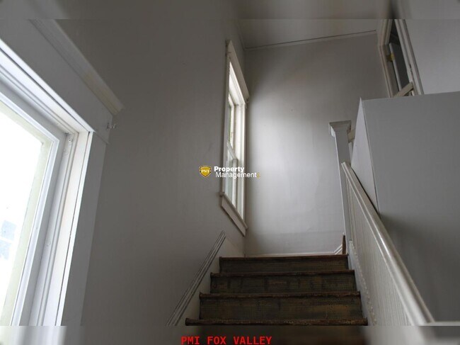 Building Photo - 4 Bedrooms 2 Kitchens & 2 Bathrooms