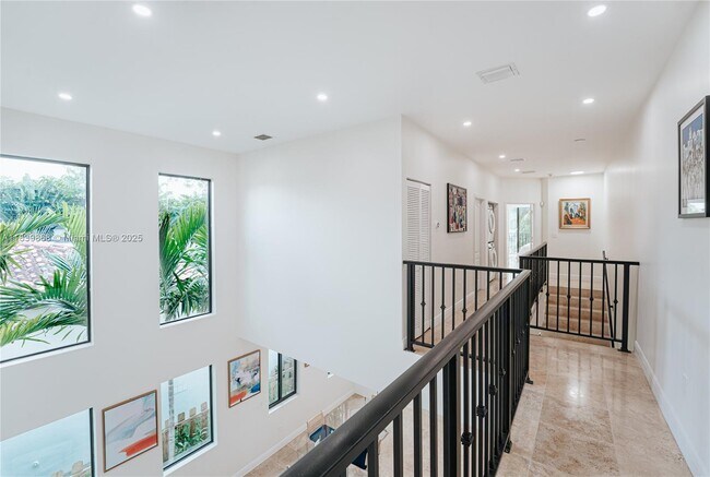 Building Photo - 2766 SW 33rd Ave