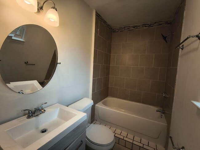 Building Photo - Nice 3 bedroom 2 bath home FRESHLY painted AVAILABLE NOW!