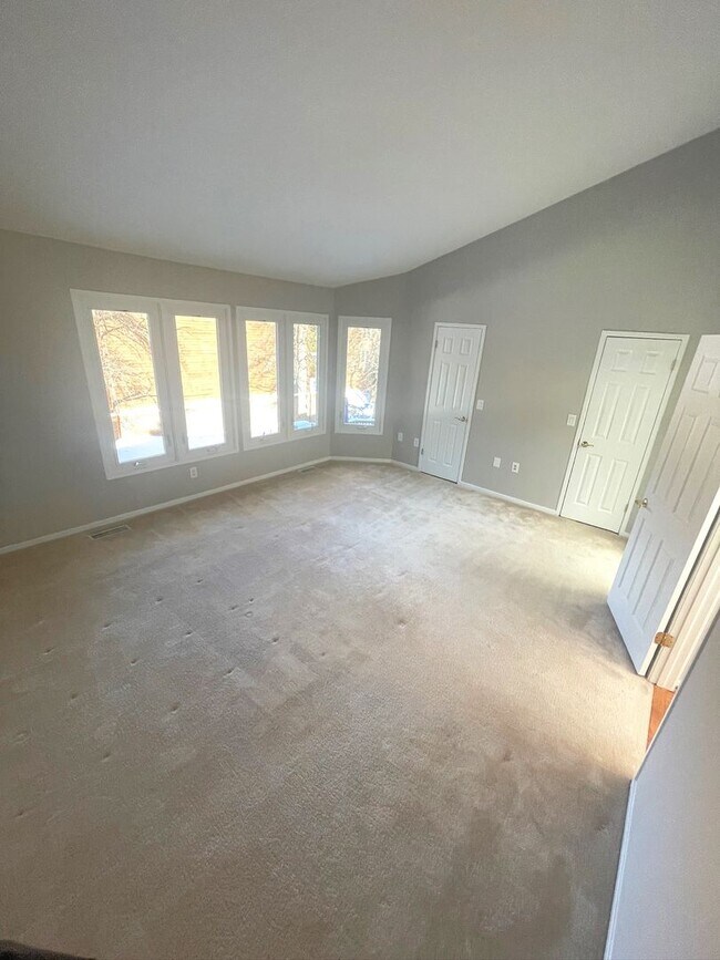 Building Photo - Newly Renovated 3 Level Townhome!