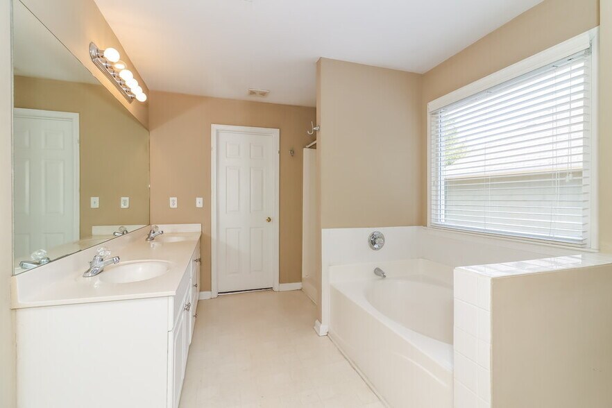 Building Photo - 3046 Woodbridge Ln