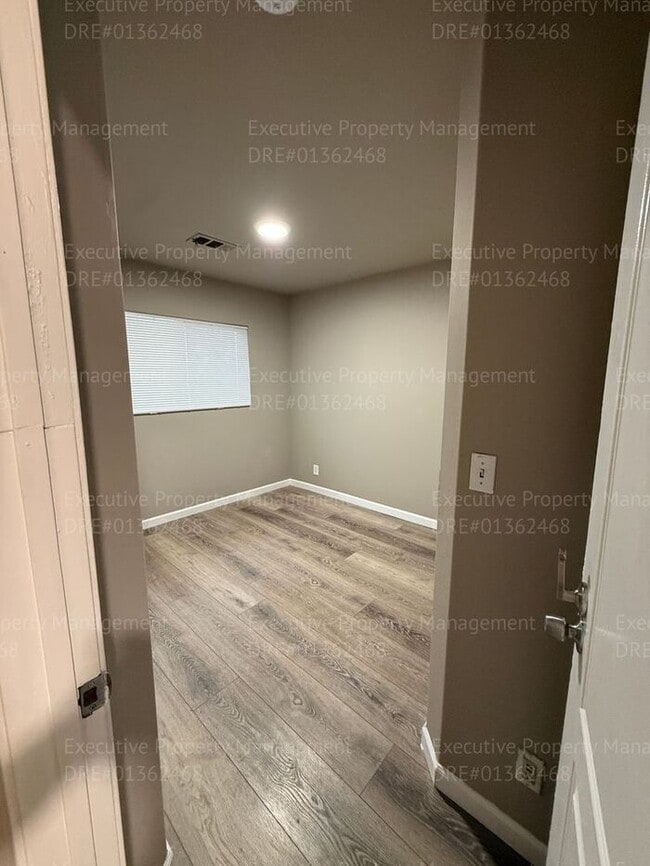 Building Photo - Spacious 3 bedroom, 2.5 bathroom townhome....