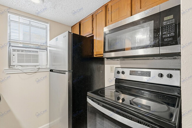 Building Photo - 9520 Royal Ln