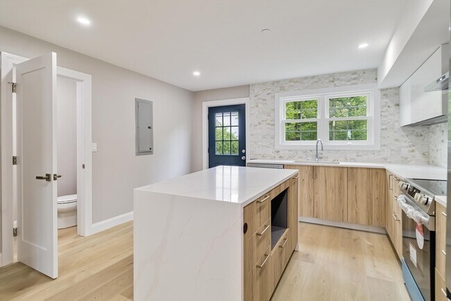 Building Photo - 192 Main St