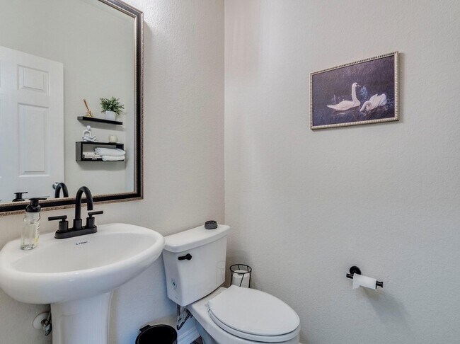 Building Photo - 624 Pepperbark Loop