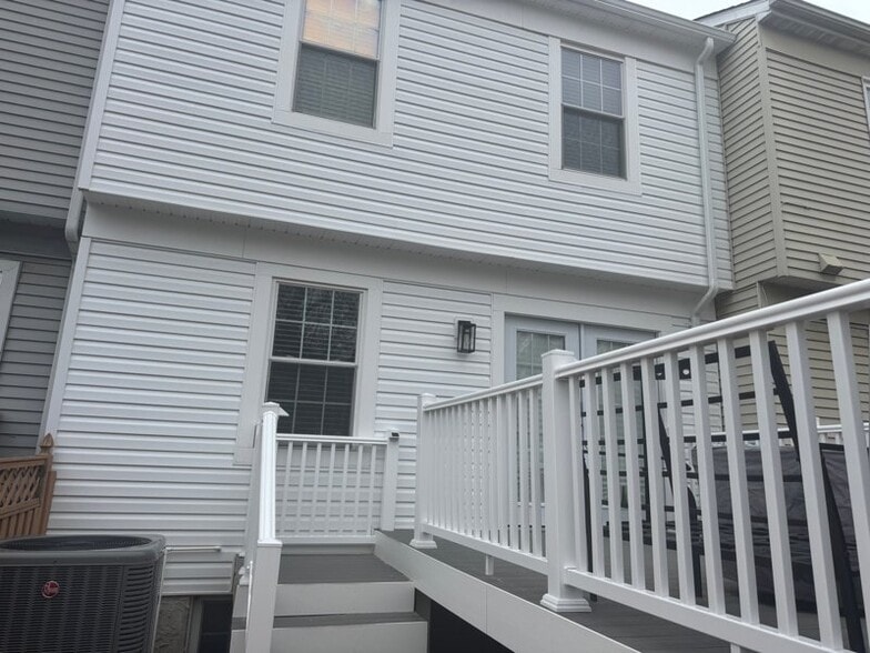 Building Photo - 1913 Newhaven Dr