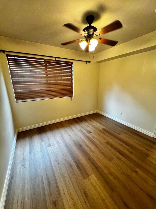 Building Photo - 2 bed 2 bath condo