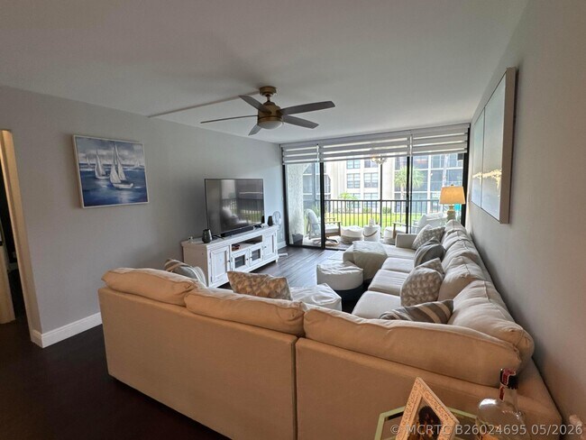 Building Photo - 6 Royal Palm Way
