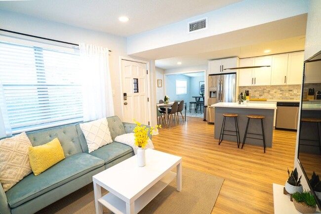 Building Photo - Chic & Stylish  Central location