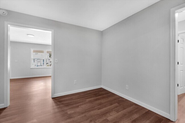 Building Photo - 107 E Elm St