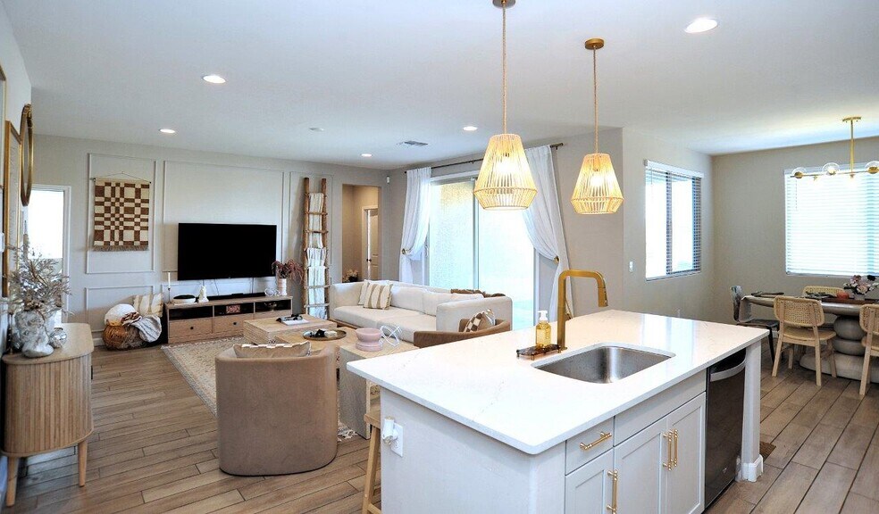 Building Photo - 5578 W Lazy Farm Dr