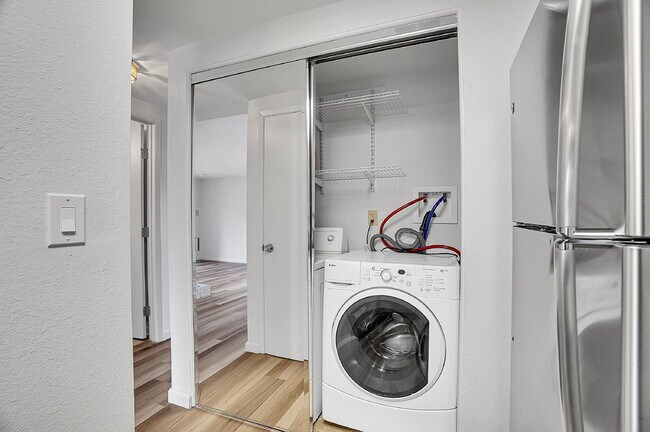 Building Photo - $2,145.95 with $300 Off the first month's rent, 2 Beds - 1 Bath, Townhouse in Greenwood Village w...