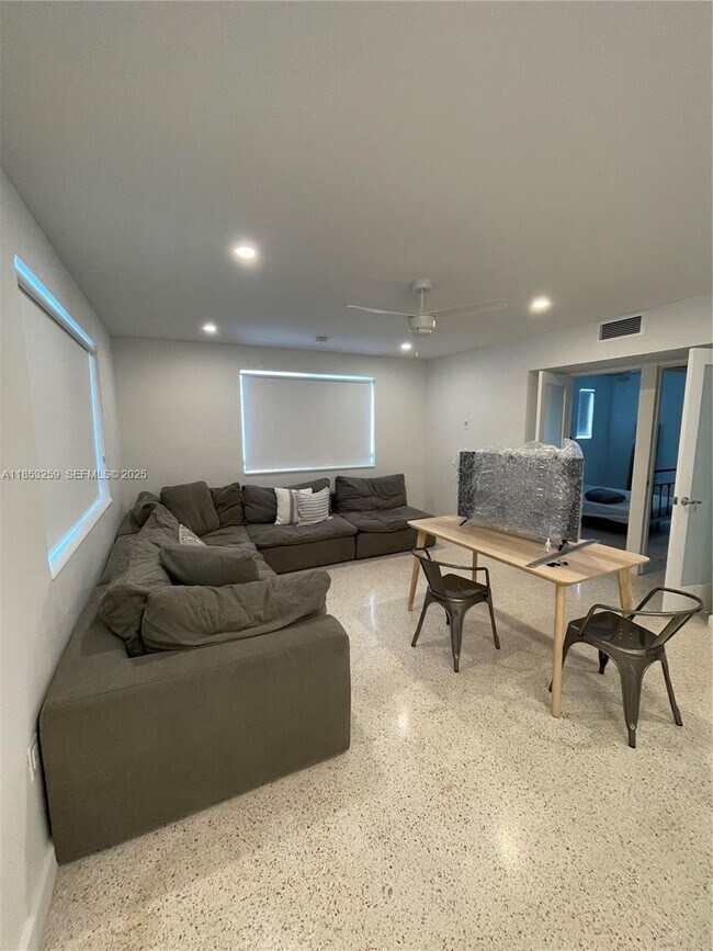 Building Photo - 1385 NE 105th St