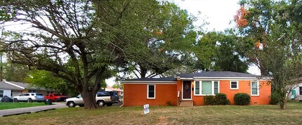 Building Photo - BRICK HOUSE!!! 3-bedroom, 1-bath, Close to...