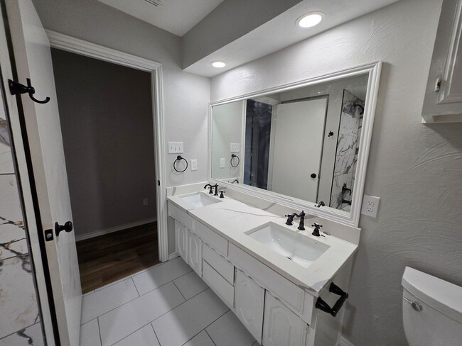 Building Photo - Stunning 4-bd 2.5 bath