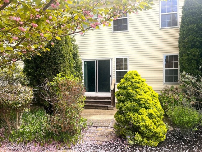 Building Photo - 40 Commodore Cir