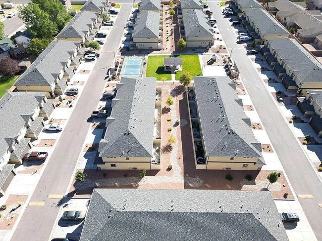Building Photo - Bright and Spacious 3 Bedroom Townhome.