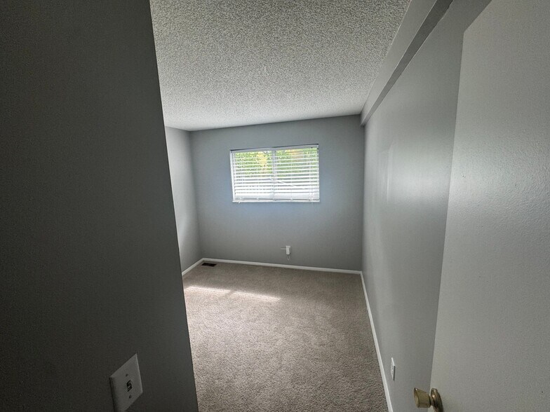 Building Photo - 3028 Quinby Dr