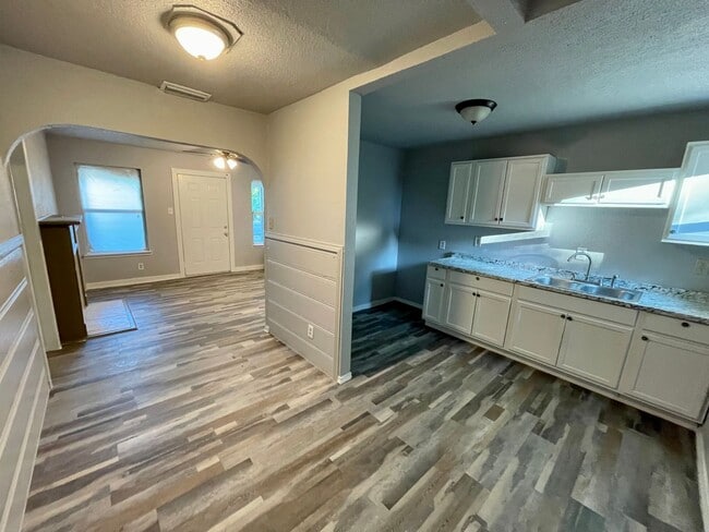 Building Photo - Single-Family Home Available!