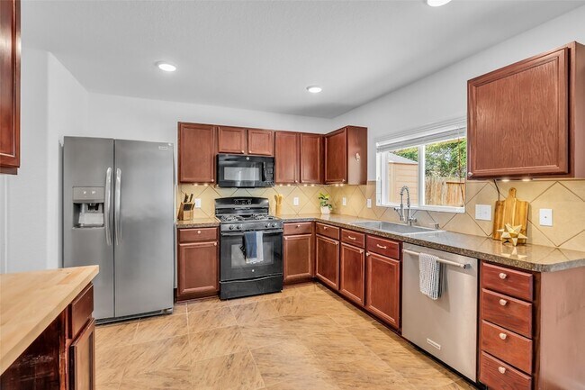 Building Photo - 16718 Warbler Dr