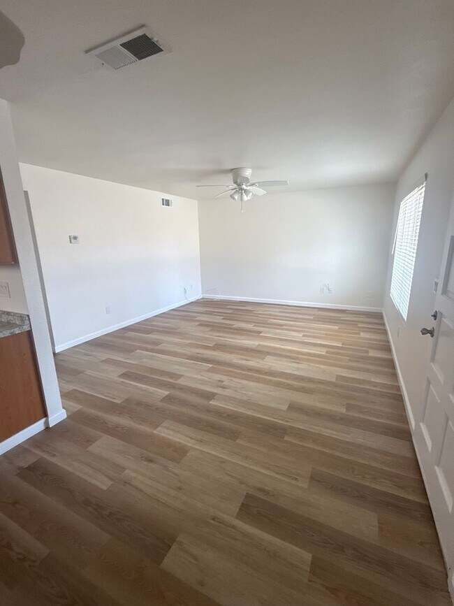 Building Photo - Freshly Updated Rental in Santana Ranch Estates!