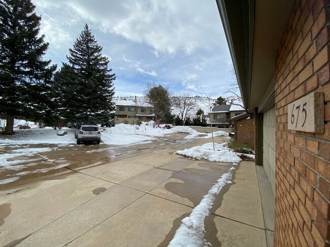 Building Photo - 4 Bed 3.5 Bath Wonderland Hill Townhouse