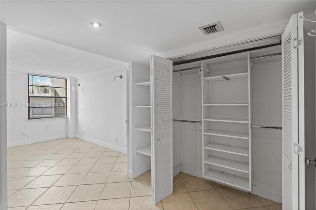 Building Photo - 3475 N Country Club Dr