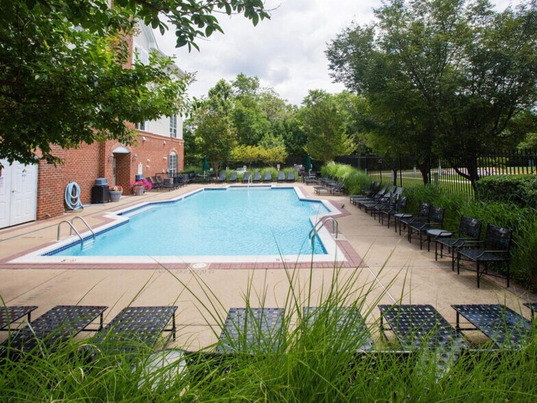 Building Photo - 4860 Eisenhower Ave