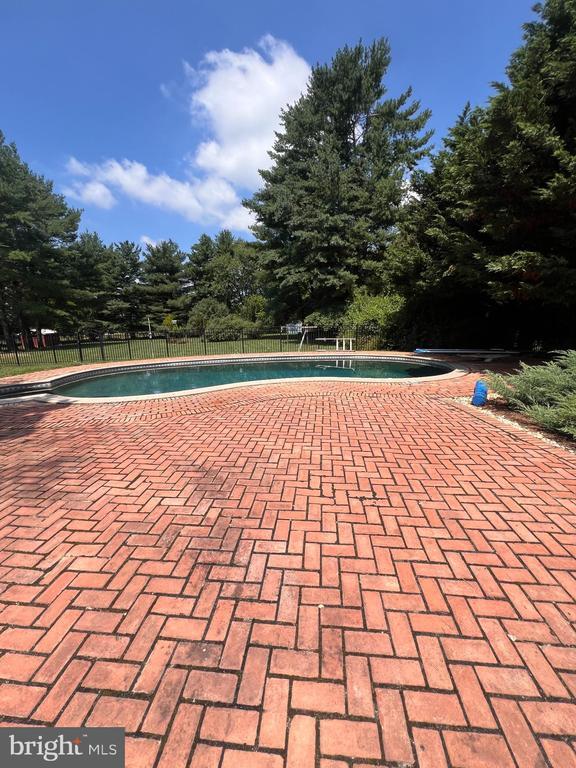 Building Photo - 245 Treeline Dr