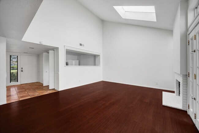 Building Photo - 3 Bed, 3 Bath townhome in Woodbridge Village