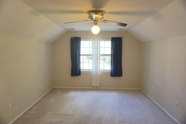 Building Photo - 5 BED | 2.5 BATH | SINGLE FAMILY HOME | BONUS ROOM | 2 CAR GARAGE